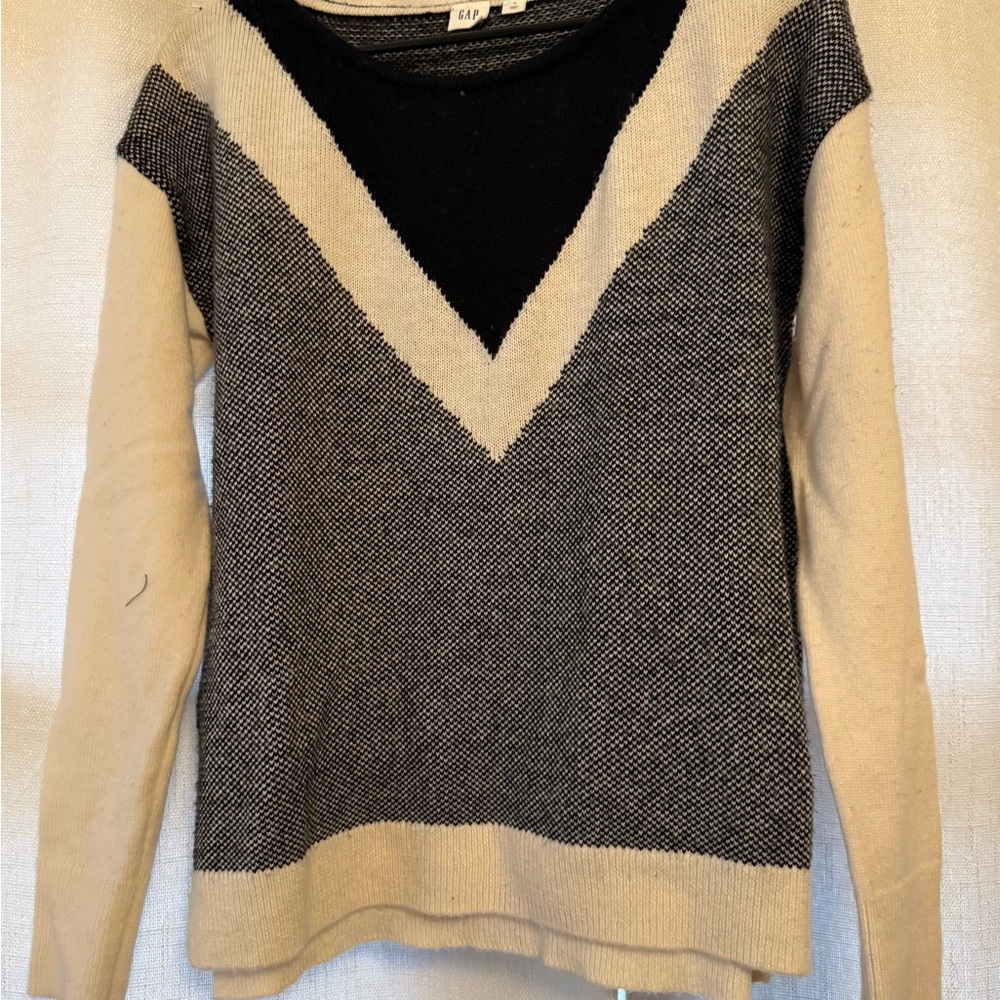 GAP Black and Cream Sweater with Soft Texture
